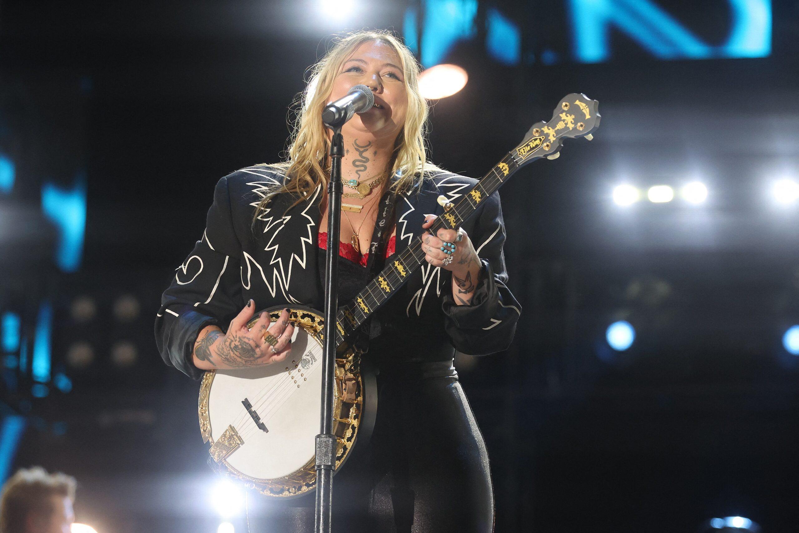 She performed drunkenly to the song Elle King Butchers by Dolly Parton [VIDEO]