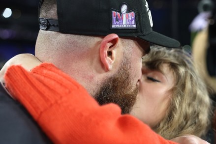 BALTIMORE, MARYLAND - JANUARY 28: Travis Kelce #87 of the Kansas City Chiefs poses with Taylor Swift after their 17-10 win against the Baltimore Ravens in the AFC Championship Game at M&T Bank Stadium on January 28, 2024 in Baltimore, Maryland Celebrated.  (Photo by Patrick Smith/Getty Images)