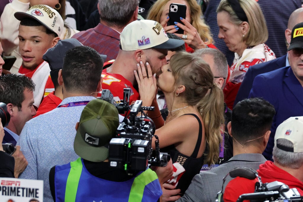 Taylor Swift kissed Travis Kelce at the Super Bowl
