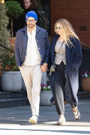 New York, NY - Blake Lively and Ryan Reynolds hold hands while out for a walk together in New York.  Image: Ryan Reynolds, Blake Lively Backgrid USA 19 April 2023 USA: +1 310 798 9111 / usasales@backgrid.com UK: +44 208 344 2007 / uksales@backgrid.com *UK customers - photos containing children please pixelate first Publishing *