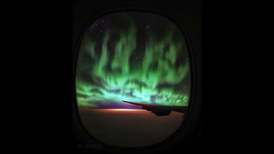 Viral Image: Dutch Pilot Captures ‘Turquoise Aerial Fire’ of Aurora Borealis From Cockpit |  is in trend